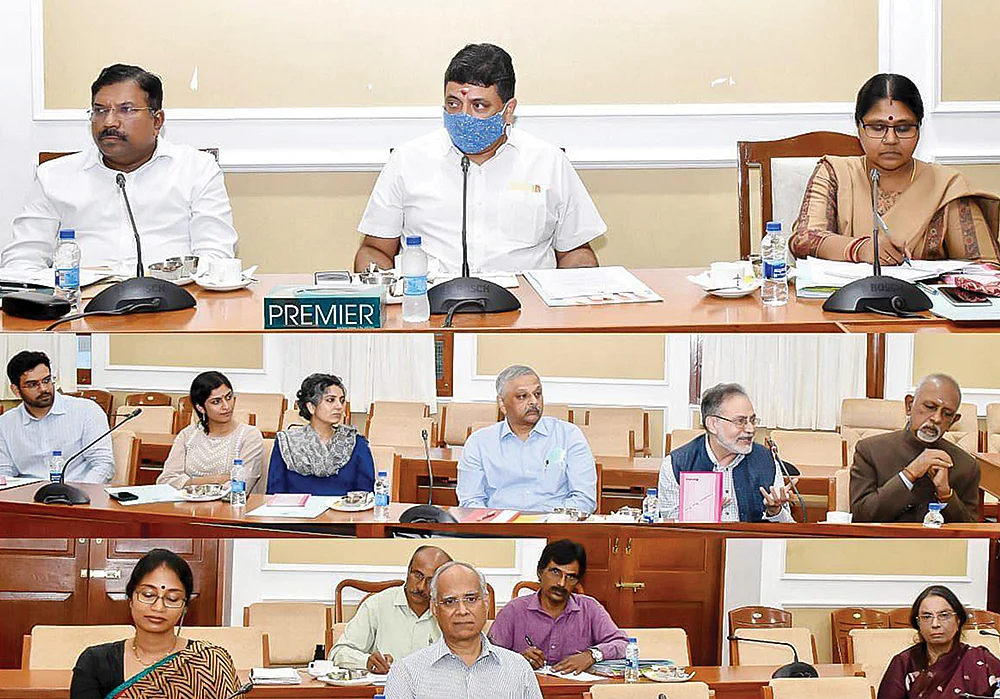 ‘பணி அமர்த்து... பாதியில் துரத்து...’ - அரசுப் பணி தனியார்மயம்... மூடி மறைக்கும் அரசு!