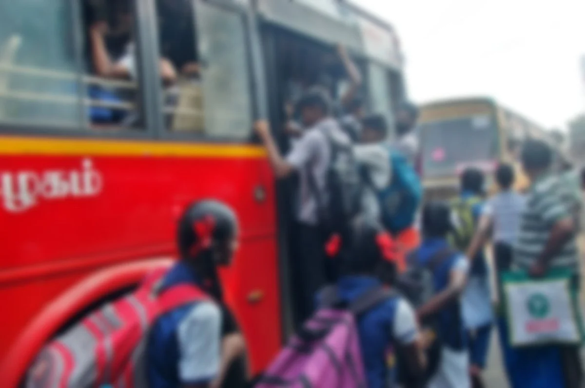 படியில் தொங்கி மரணிக்கும் மாணவர்கள் - போதுமான பேருந்து வசதி இல்லாதது மட்டுமே காரணமா?!