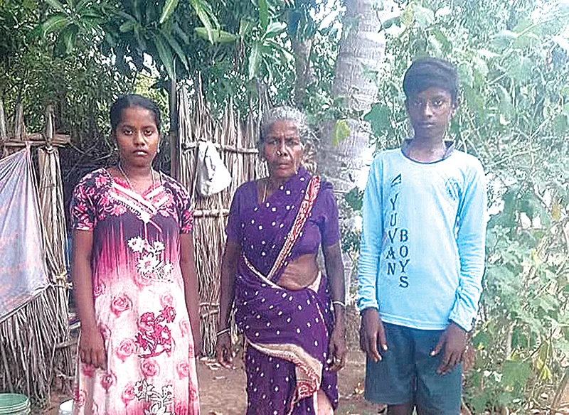 பாட்டி, தம்பியுடன் கயல்விழி (பழைய படம்)