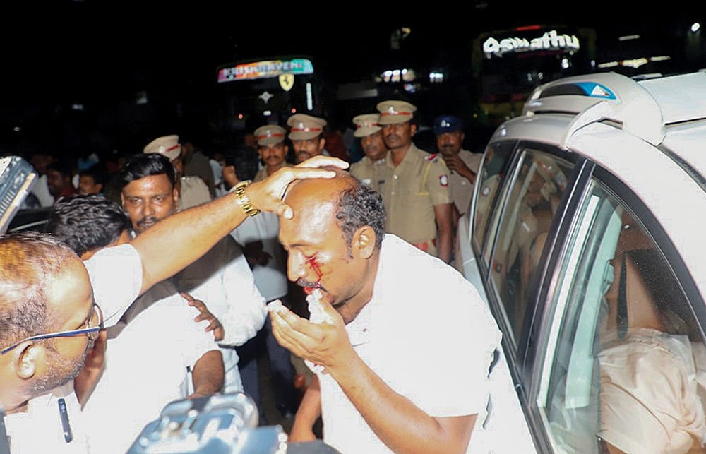 திருநெல்வேலிலருந்து வந்து பிரச்னை பண்றீங்களா? - உடைந்த மண்டை.. கிழிந்த சட்டை... ரணகளமான பவன்