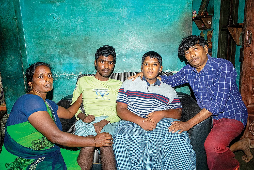 வீல்சேர்தான் வாழ்க்கை! - தசைநார் சிதைவால் பாதிக்கப்பட்ட சகோதரர்கள்... மகன்களுக்காக மருகும் தாய்!