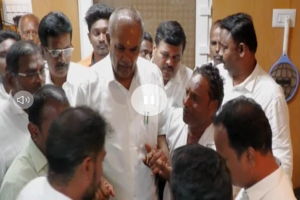 மாயாண்டி உறவினர்களுடன் சபாநாயகர் அப்பாவு