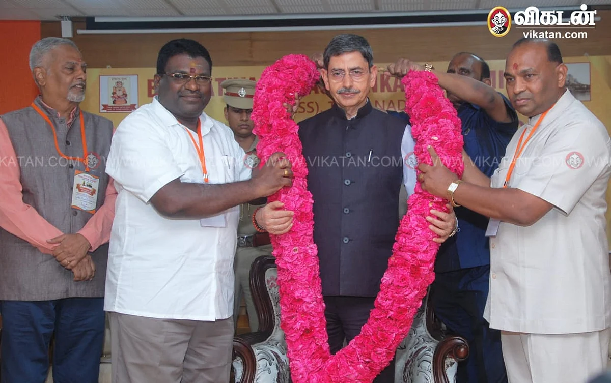 நாகர்கோவிலில் நிகழ்ச்சியில் கலந்துகொண்ட கவர்னருக்கு ஆளுயர மாலை அணிவிக்கப்பட்டது
