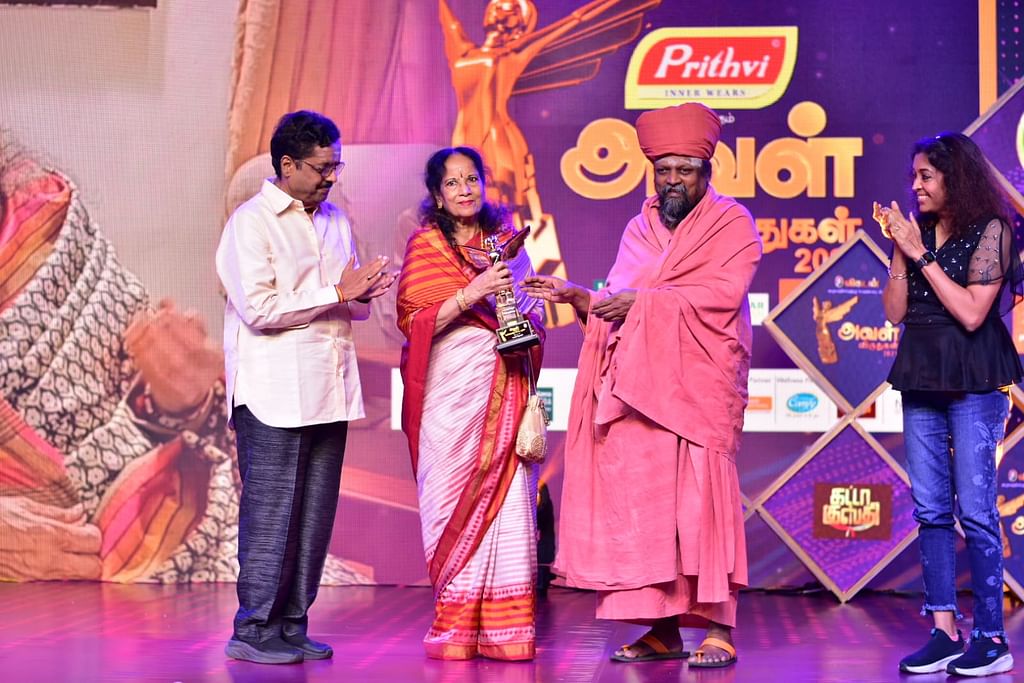 'கலைநாயகி' விருது பெறும்போது...