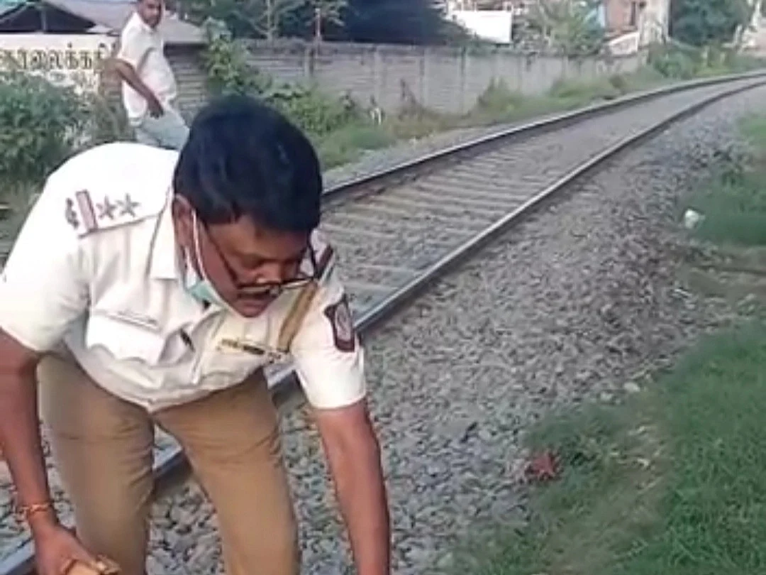 சேலத்தில் ரயில்வே ட்ராக்கில் அடிப்பட்ட நாய்; முதலுதவி அளித்த டிராபிக் போலீஸ்!
