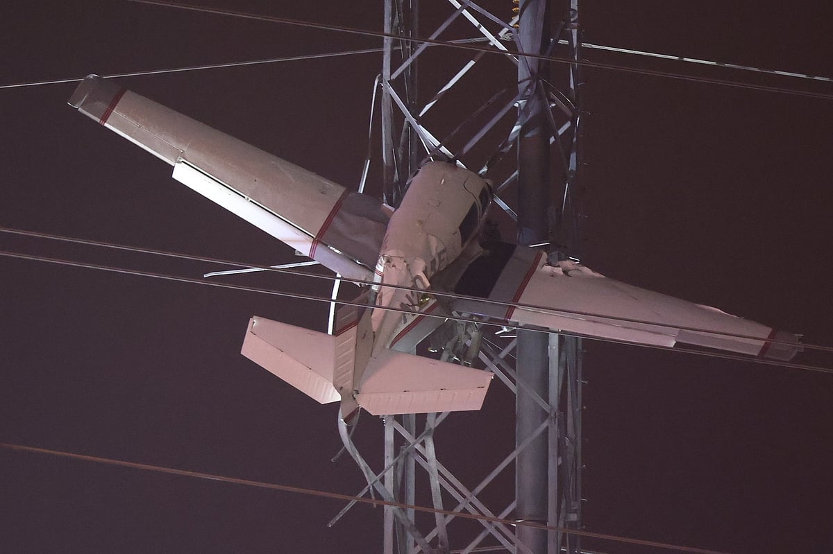 மின் கம்பத்தில் மோதி அந்தரத்தில் தொங்கிய விமானம்... இருளில் மூழ்கிய 90,000-க்கும் மேற்பட்ட வீடுகள்!