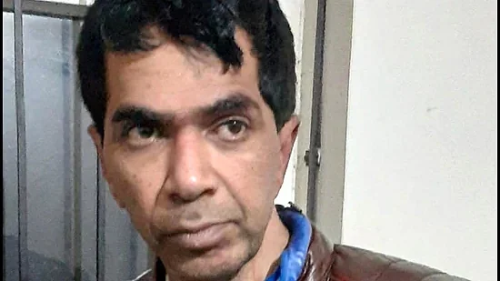 கொசுவலை கேட்டு நீதிமன்றத்துக்குக் கொசு பாட்டிலுடன் வந்த தாவூத் கூட்டாளி... நிராகரித்த நீதிபதி