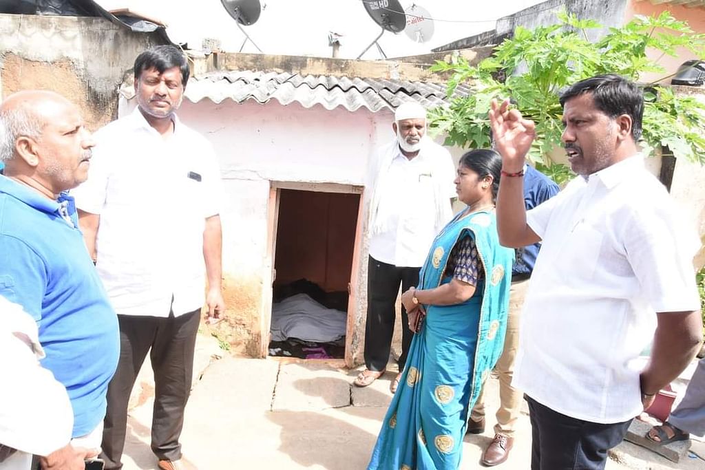 கஸ்தூரி உயிரிழந்த வீட்டின் முன் கூடிய மக்கள்