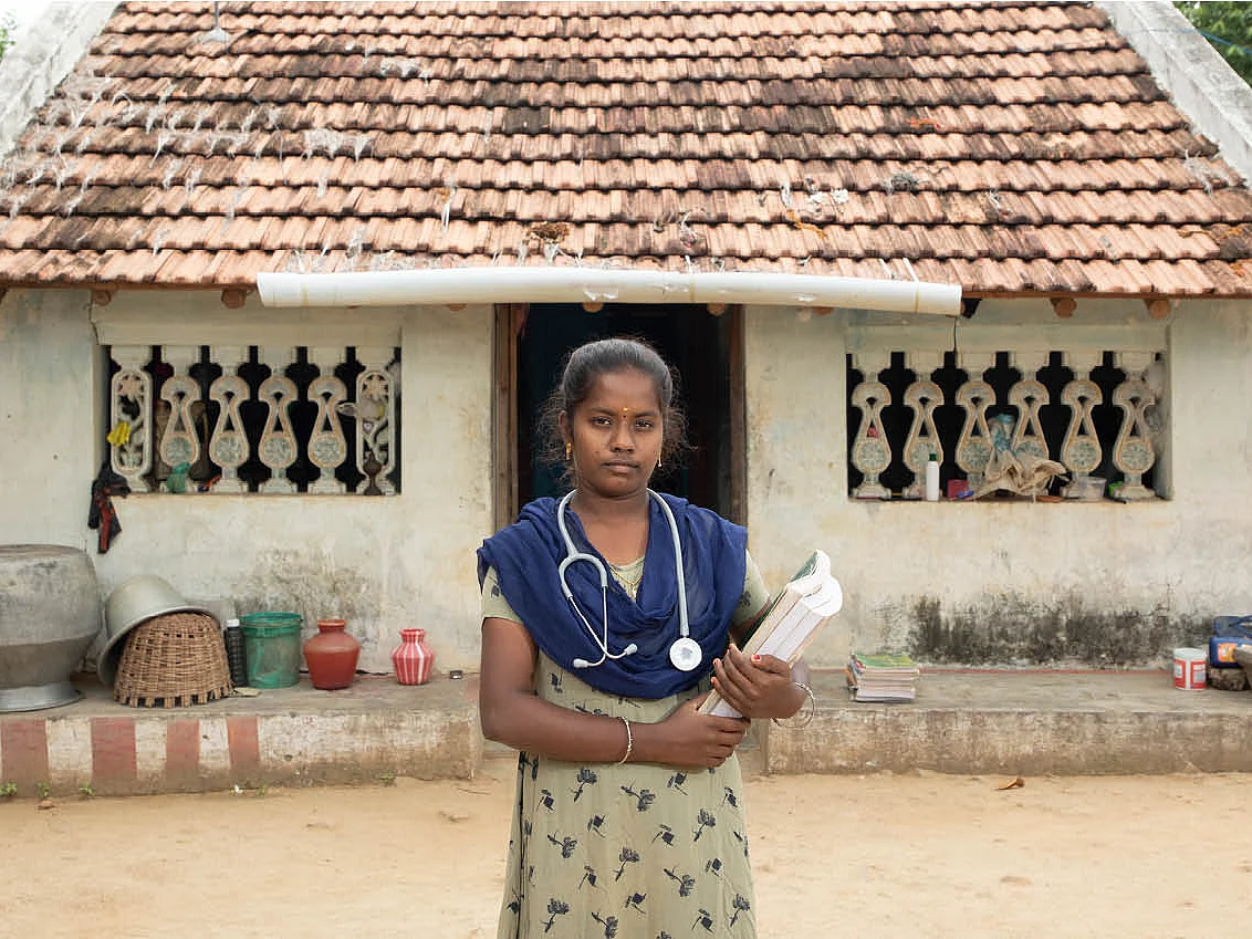 கரம் பற்றிய விகடன்... கனவை நனவாக்கி மருத்துவராகும் கிராமத்து மாணவி!