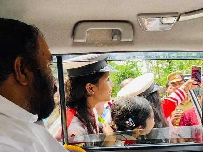 `சகாவே வயிற்றைக் கொஞ்சம் குறையுங்கள்'
ஃபேஸ்புக்கில் அமைச்சரிடம் வம்பிழுத்த நபர்!