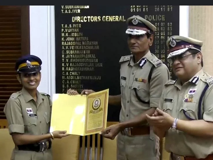 பசியால் துடித்த பச்சிளம் குழந்தை... தாய்ப்பாலூட்டிய கேரள பெண் போலீஸ்! இரக்க செயலுக்காக கௌரவிப்பு!