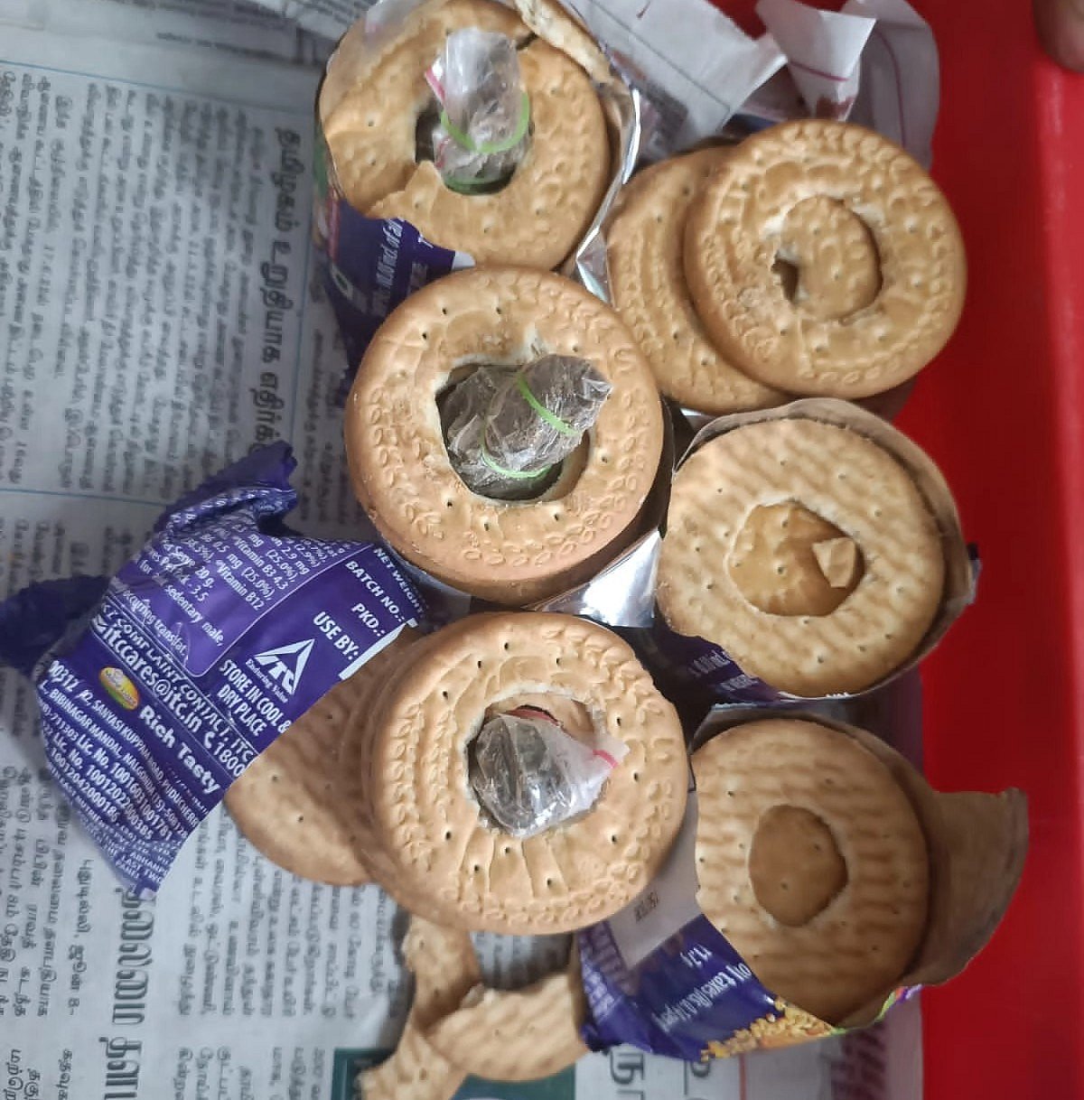 சேலம்: சிறையில் இருக்கும் அண்ணனுக்கு பிஸ்கட் பாக்கெட்டில் மறைத்து கஞ்சா சப்ளை - வசமாக சிக்கிய தம்பி!