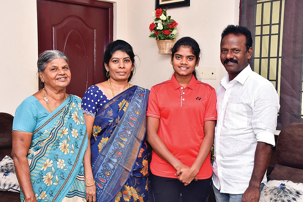 குடும்பத்துடன் ஜெர்லின் அனிகா