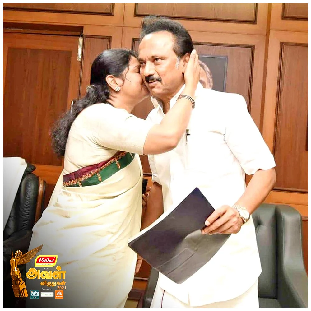 `ஒரு மகன் ஸ்தானத்தில் இருந்து அப்பாவை டெல்லிக்கு அழைத்தார் மோடி’ - கனிமொழி பகிர்ந்த நினைவு!