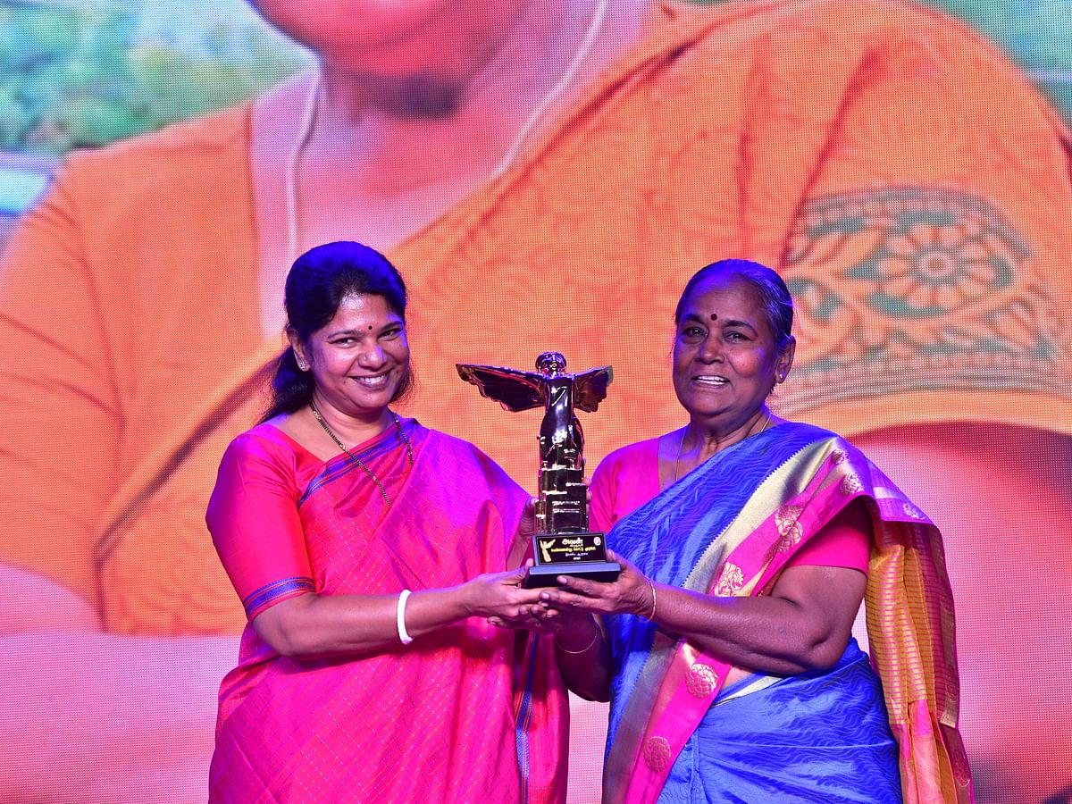 அவள் விருதுகள்: ``பாமா கையால் விருது பெற்றிருந்தால், மகிழ்ந்திருப்பேன்'' - கனிமொழி! |#Visual Story 