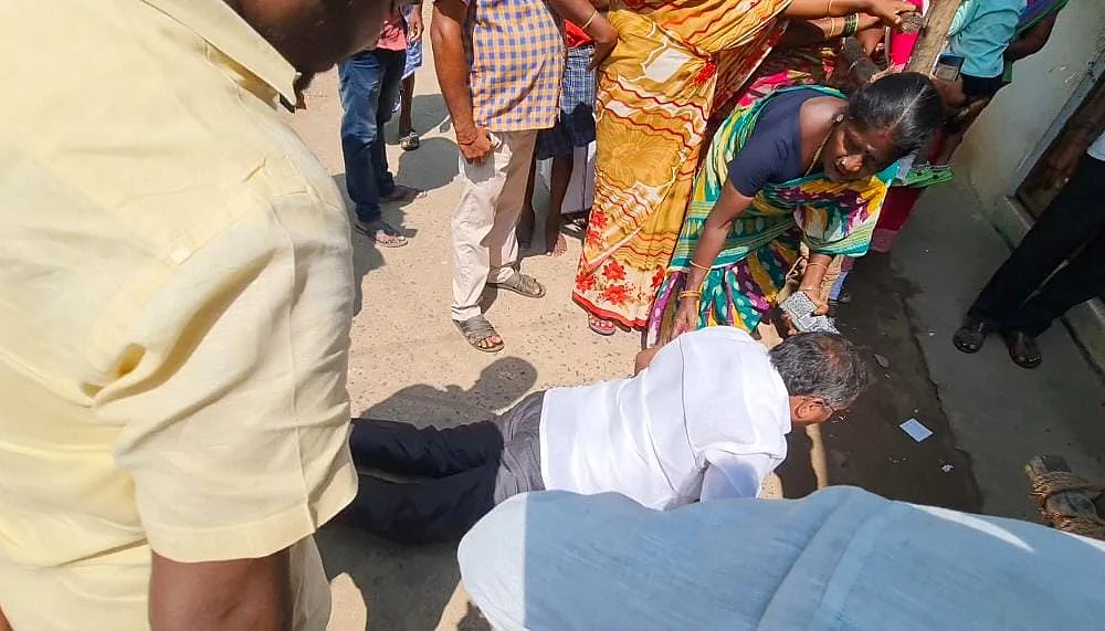 காலில் விழுந்த எம்எல்ஏ