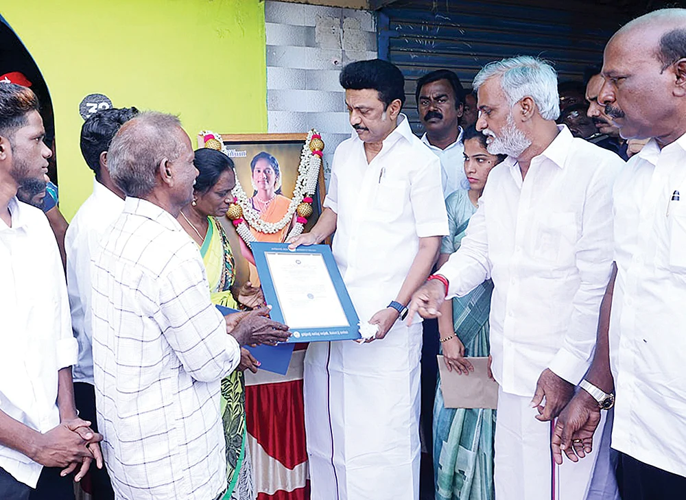 மிஸ்டர் கழுகு: டி.டி.வி-யின் சமாதானக்கொடி... கிழித்து எறிந்த எடப்பாடி!