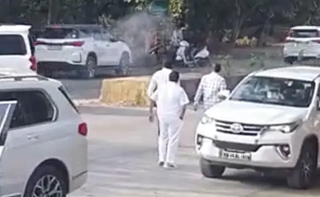 ரோட்டில் துப்பாக்கிச்சூடு