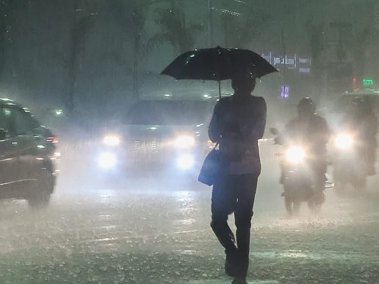 ``5 மாவட்டங்களுக்குக் கனமழை எச்சரிக்கை; ஆழ்ந்த காற்றழுத்தத் தாழ்வுப் பகுதி"-வானிலை ஆய்வு மையம் தகவல்
