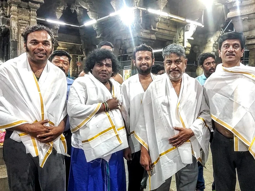 "எனது கதை, வசனத்தில் விரைவில் படம் இயக்க இருக்கிறேன்!"- திருச்செந்தூர் கோயிலில் யோகி பாபு