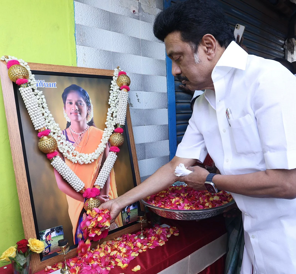கால்பந்து வீராங்கனை பிரியாவுக்கு அஞ்சலி செலுத்தும் முதல்வர்