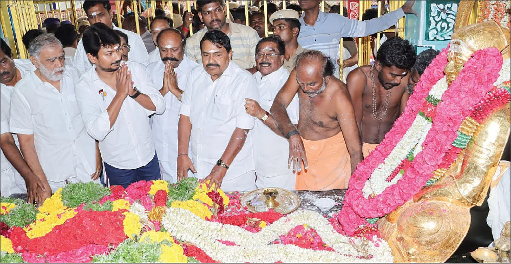 மூலவரான முதல்வர்... உற்சவரான சின்னவர்!