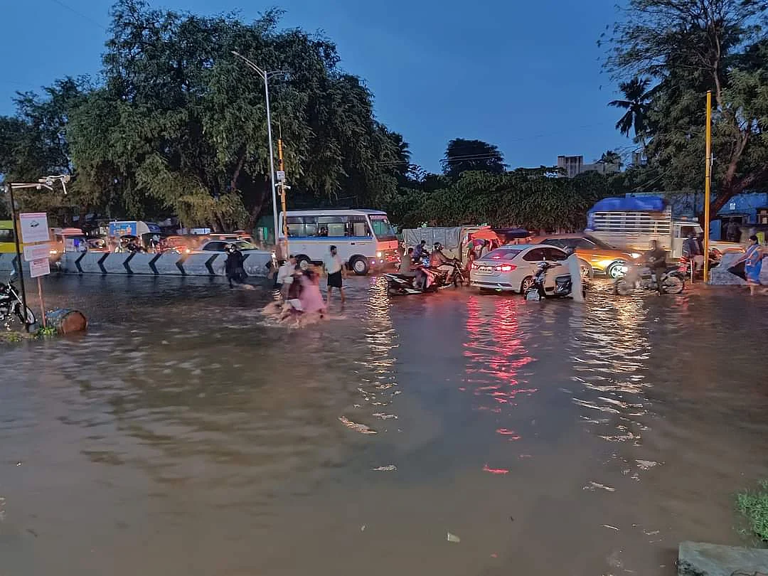 தேனி: மழை பாதிப்பு அபாயம்; ஆக்கிரமிப்பாளர்களின் பிடியில் ராஜ வாய்க்கால்!- கவனிக்குமா அரசு இயந்திரம்?