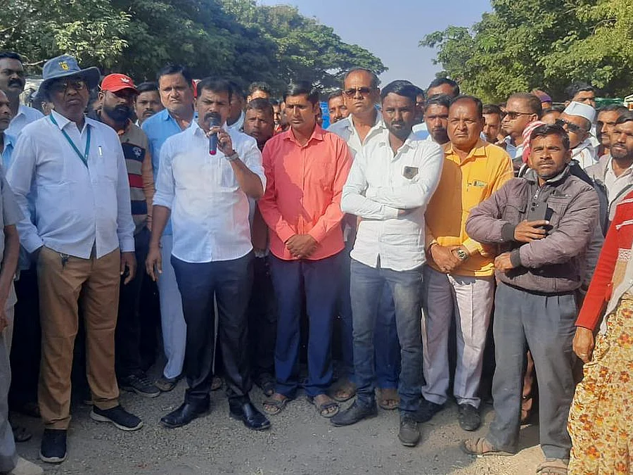 விலை வீழ்ச்சி: வெங்காய ஏலத்தைத் தடுத்து மகாராஷ்டிரா விவசாயிகள் போராட்டம்!