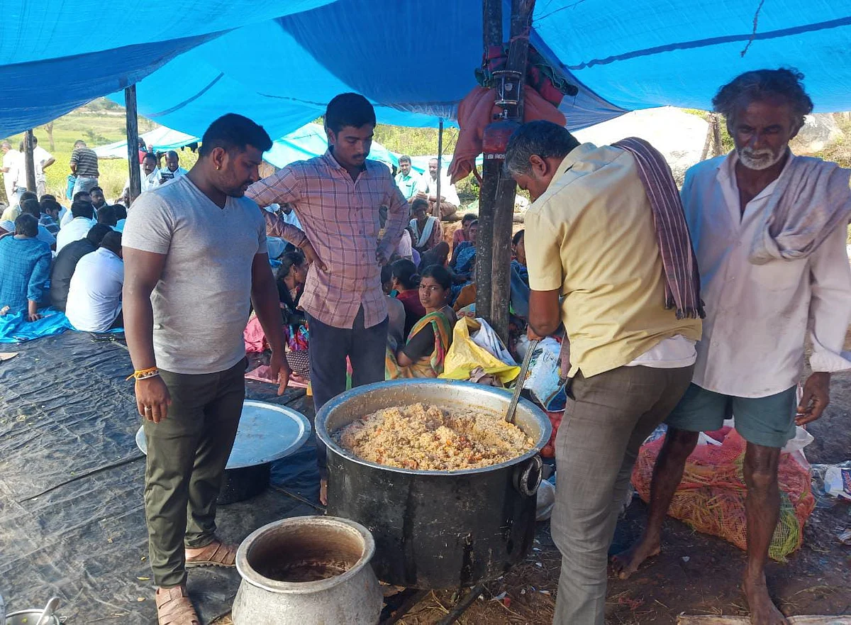 ‘டென்ட்’ அமைத்துள்ள பகுதியில் சமைக்கும் மக்கள்.