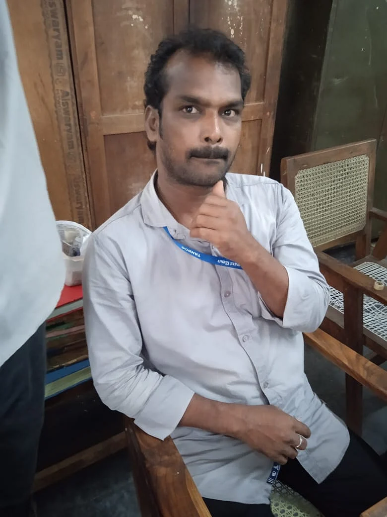 பதிவு எழுத்தர் சுரேஷ்குமார்