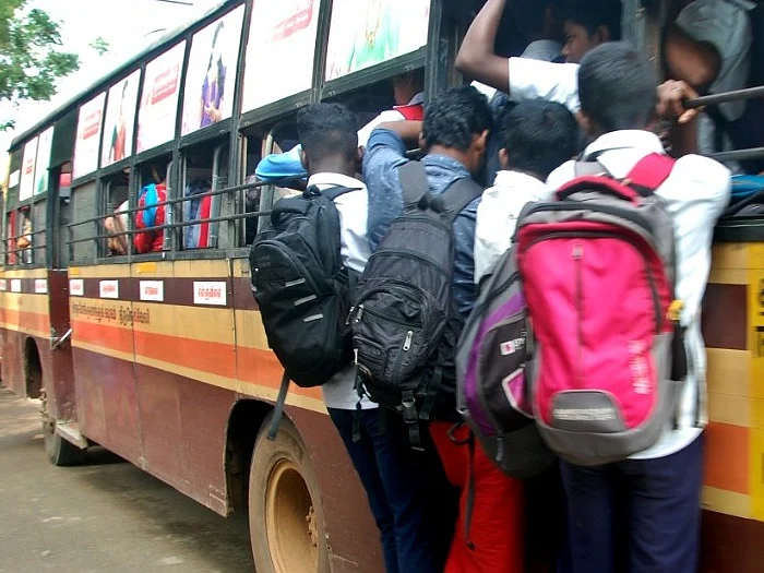 படியில் தொங்கி மரணிக்கும் மாணவர்கள் - போதுமான பேருந்து வசதி இல்லாதது மட்டுமே காரணமா?!
