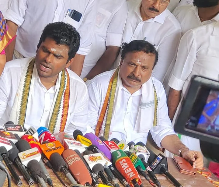 செய்தியாளர் சந்திப்பில்