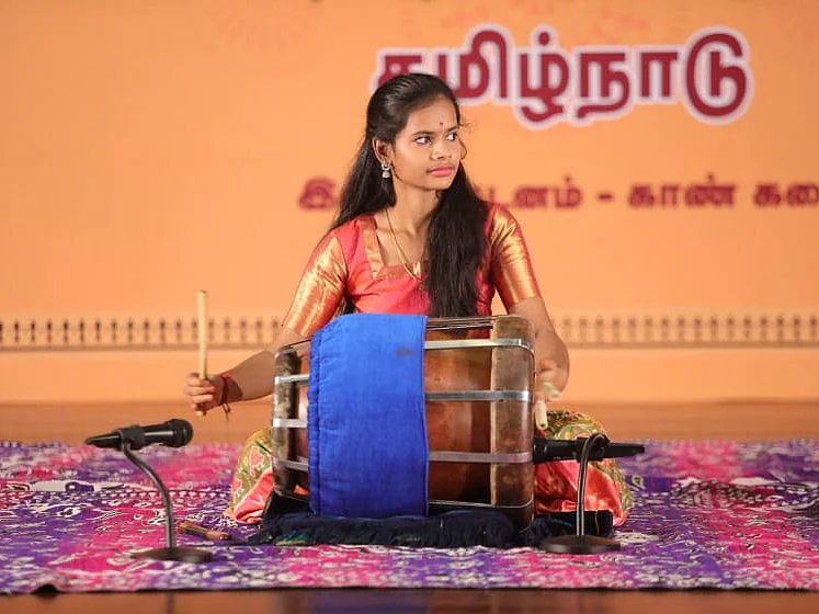 தவில் இசையில் முதல் இளம் பெண் கலைஞா்; தமிழ்நாட்டுக்கு பெருமை சேர்த்த சிறுமி!