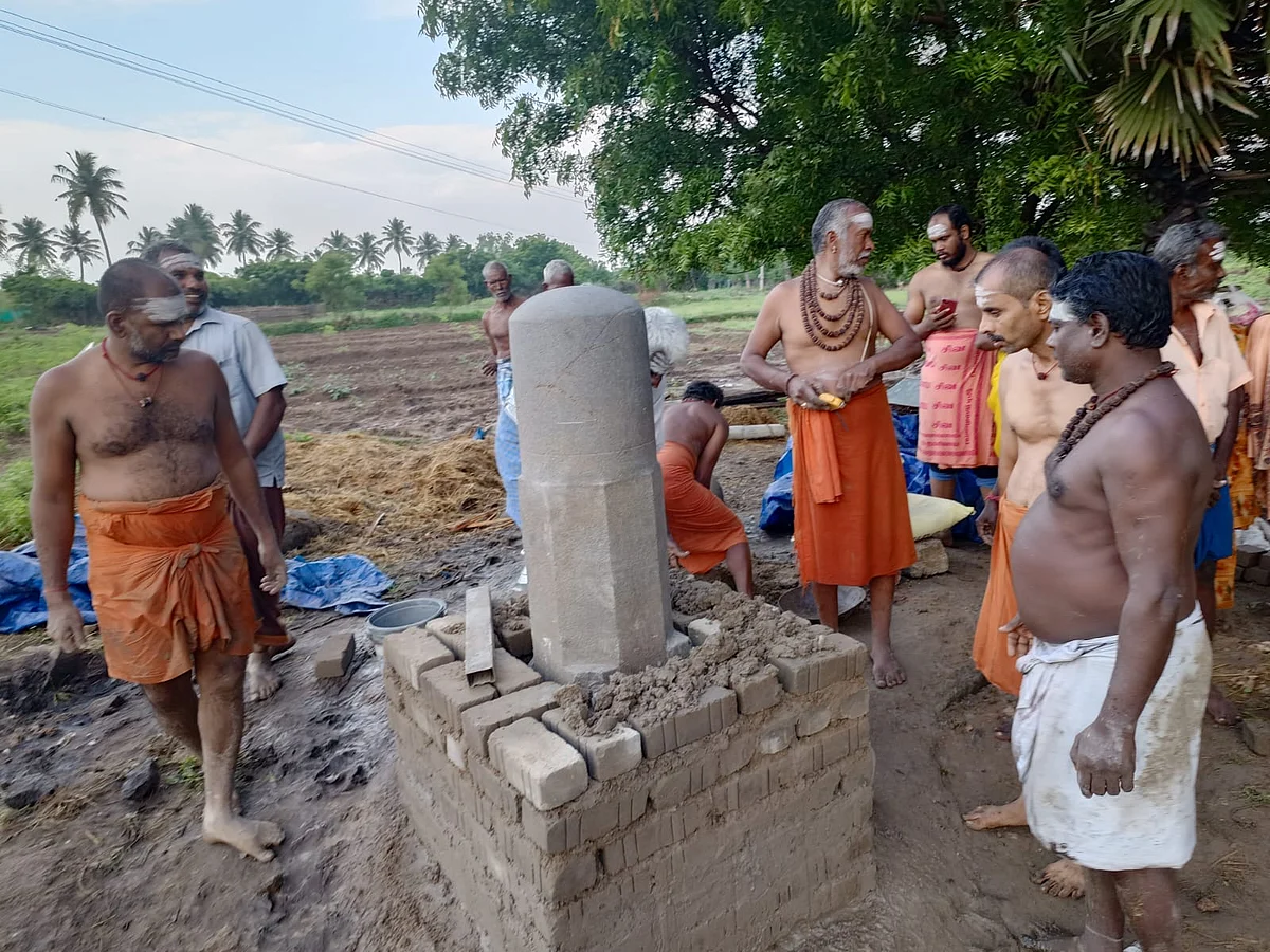 பீடத்தில் சிவலிங்கம்