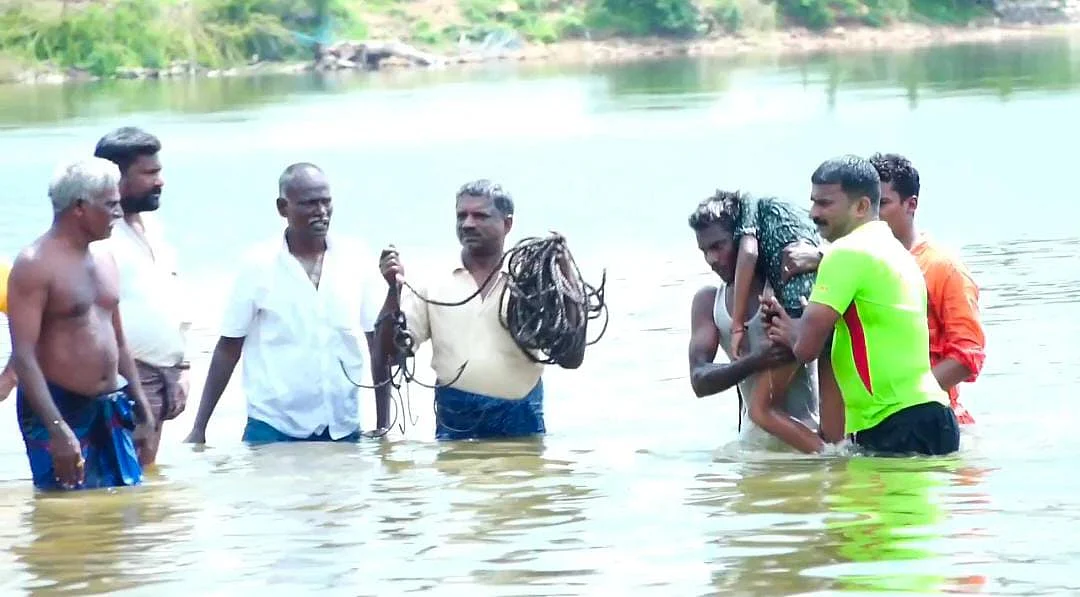 சிறுமியை மீட்ட தீயணைப்பு வீரர்கள்