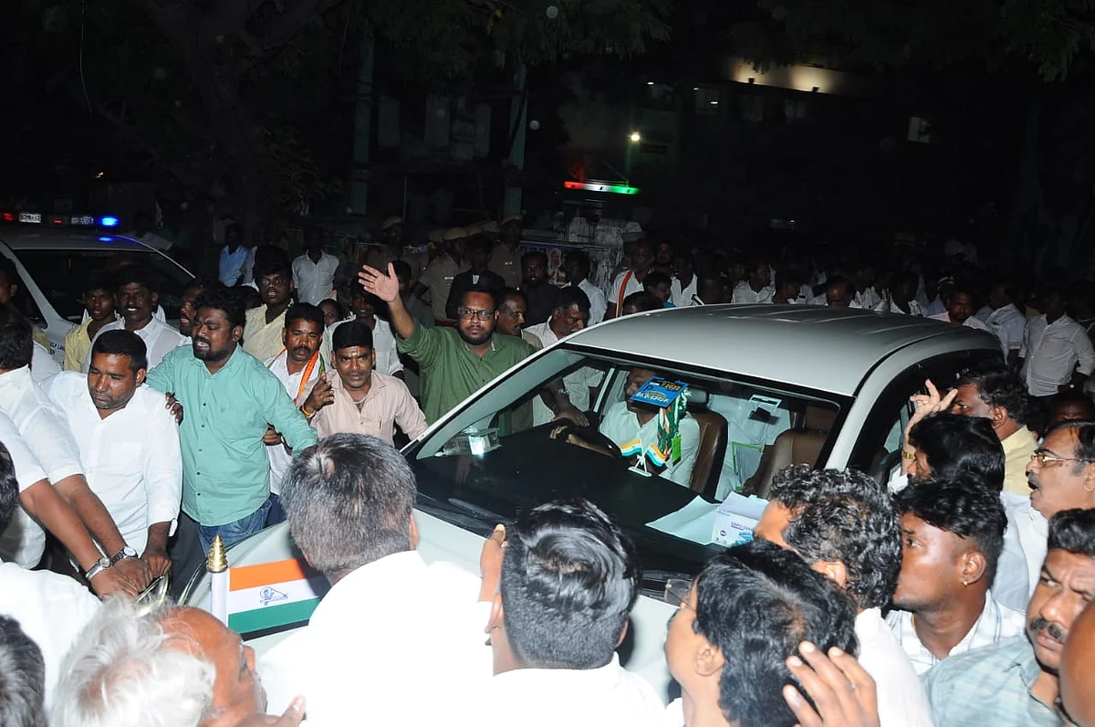 காங்கிரஸ் ஆலோசனைக் கூட்டத்தில் களேபரம்... உருட்டுக் கட்டைத் தாக்குதலில் 3 பேர் படுகாயம்!