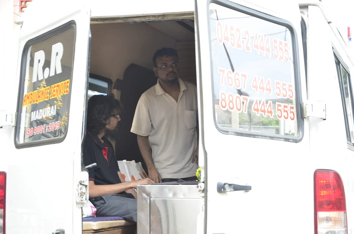 உடல் எடுத்துச் செல்லப்படுகிறது