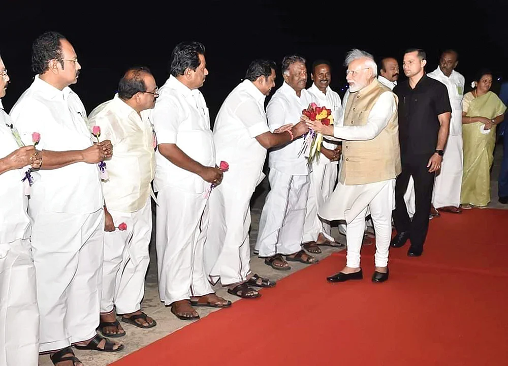 கவர்னர் ரிப்போர்ட்... அ.தி.மு.க பூங்கொத்து... ஸ்டாலின் தடாலடி... பறந்துவந்த பிரதமர்