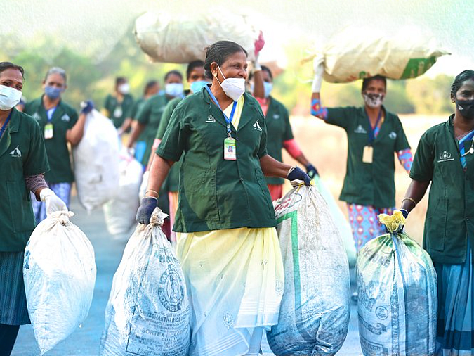 மலைப்பகுதிகளில் போடப்படும் பிளாஸ்டிக் குப்பைகளுக்குத் தீர்வு; மூணாறில் புதிய முயற்சி!