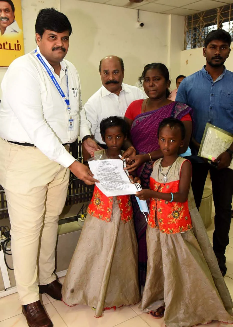 இலவச வீட்டுக்கான ஆணையை வழங்கும் ஆட்சியர்