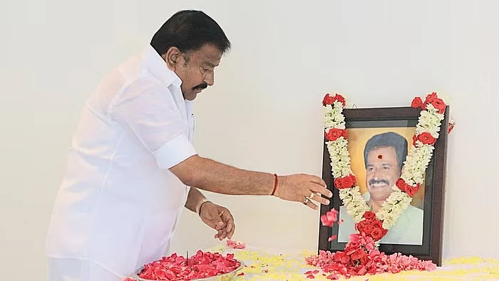 தம்பி ராமஜெயம் படத்திற்கு மலர் தூவும் அமைச்சர் கே.என்.நேரு
