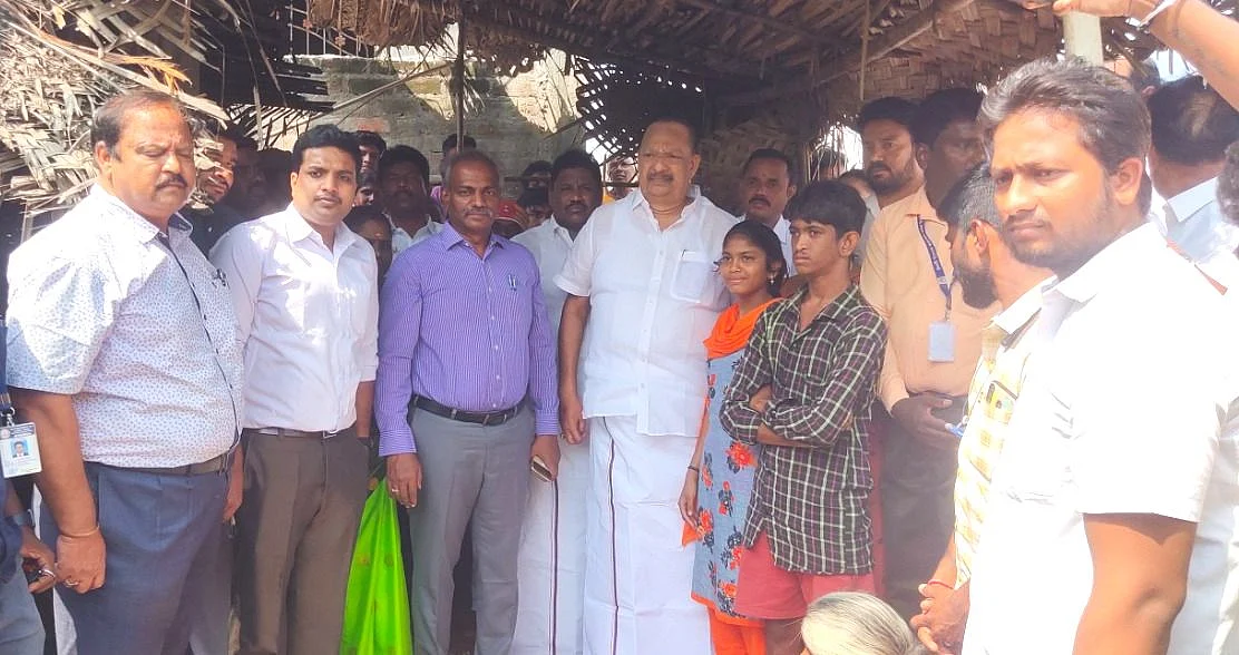 நேரில் நம்பிக்கையைளித்த அமைச்சர் காந்தி, மாவட்ட ஆட்சியர் பாஸ்கரபாண்டியன்