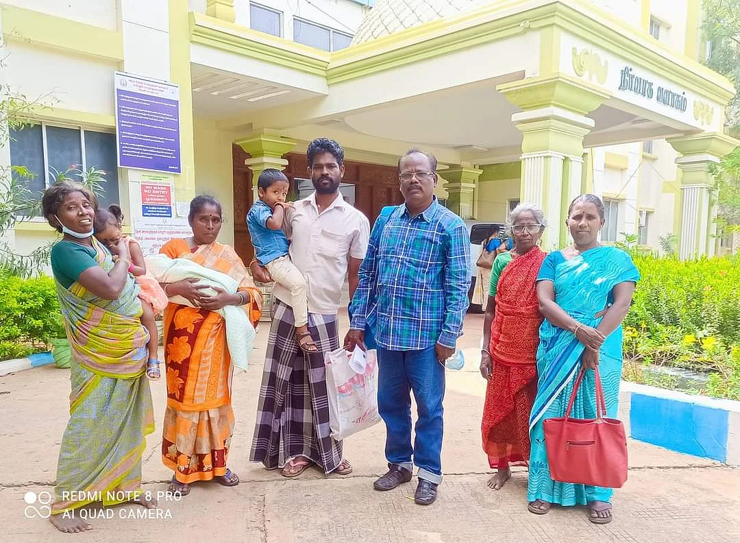 கனிமொழி குடும்பத்தினருடன் ஆறுமுகம்