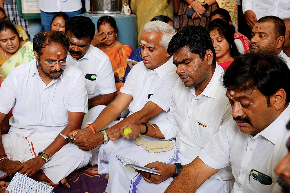 ‘சாராய அமைச்சர்... அரசியல் கோமாளி...’ - வெடித்த கார்... ஓயாத சத்தம்!