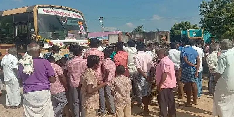 பேருந்தை ஆரவாரத்துடன் வரவேற்ற கிராம மக்கள்