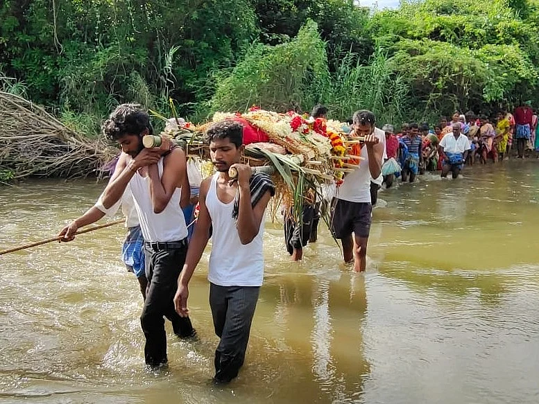 ``மழை வந்தாலே மனசெல்லாம் பதறும்..!" - இடுப்பளவு நீரில் சடலத்தைச் சுமந்து செல்லும் கிராம மக்கள்