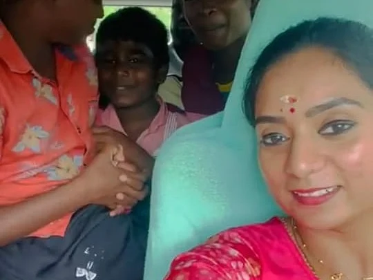 ``நான் படவேண்டிய வெட்கத்தை நீங்க படுறீங்களேடா...” - சிறுவர்களிடம் கொஞ்சும் புதுச்சேரி பெண் அமைச்சர்