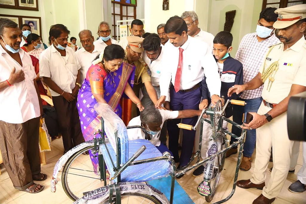 மாற்றுத்திறனாளிக்கு மூன்று சக்கர வாகனம் வழங்கிய தமிழிசை.