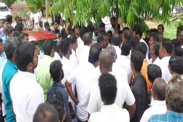 சபாநாயகர் அப்பாவு பேச்சுவார்த்தைக்கு வந்தவர்கள்