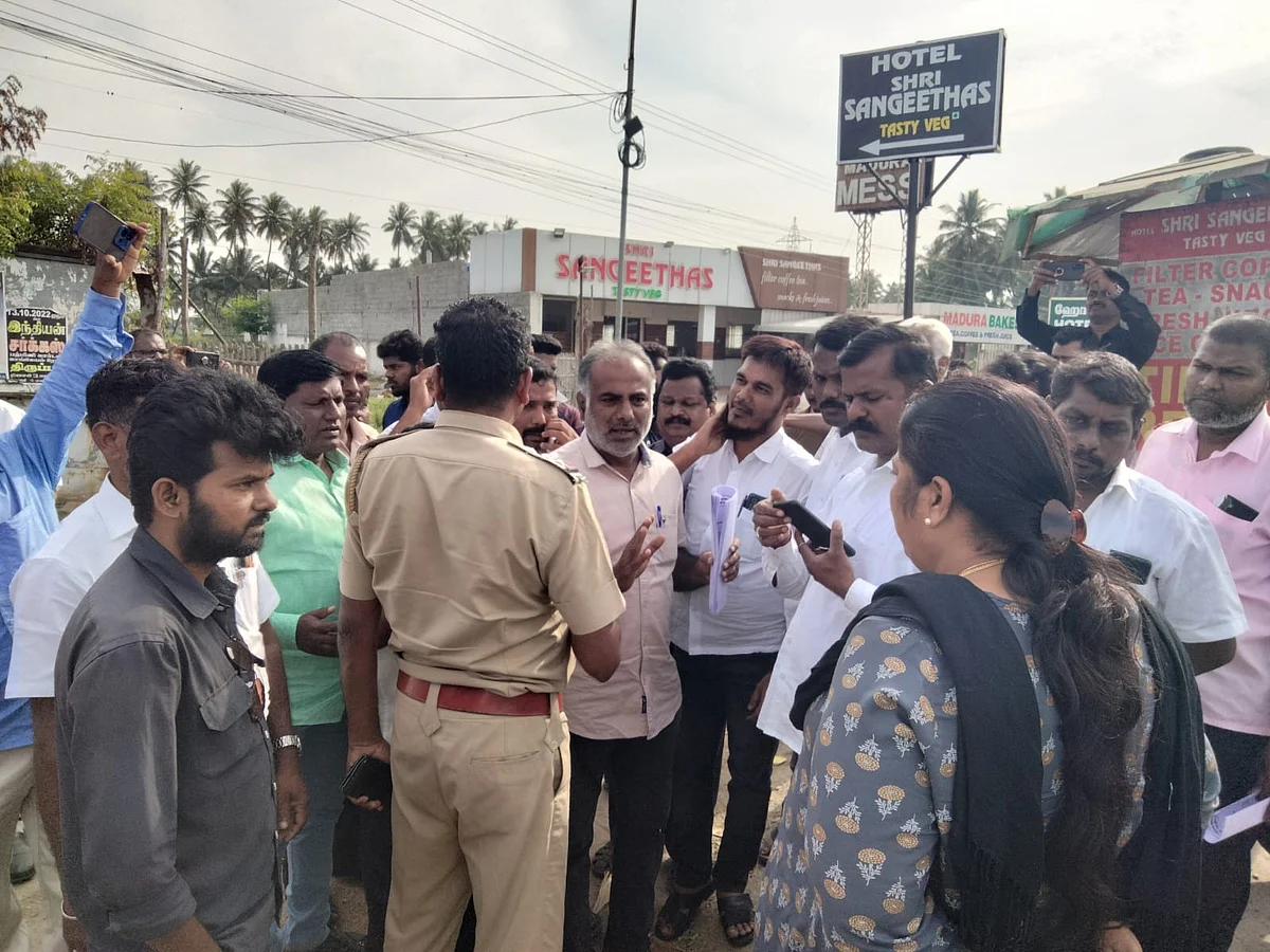 பேச்சுவார்த்தை நடத்தும் போலீஸார்